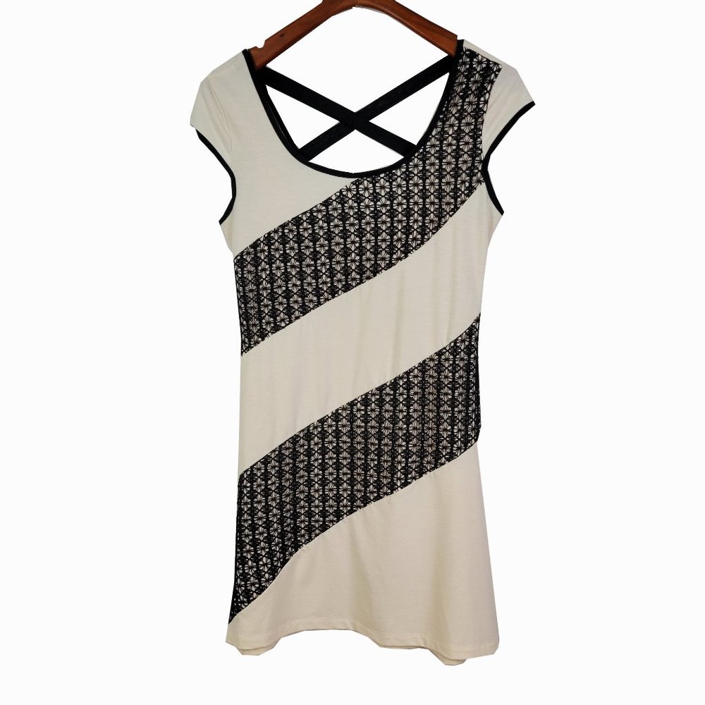 Charlotte Russe Y2K Top Cross Back Medium Cream Black Crochet Lace Accent